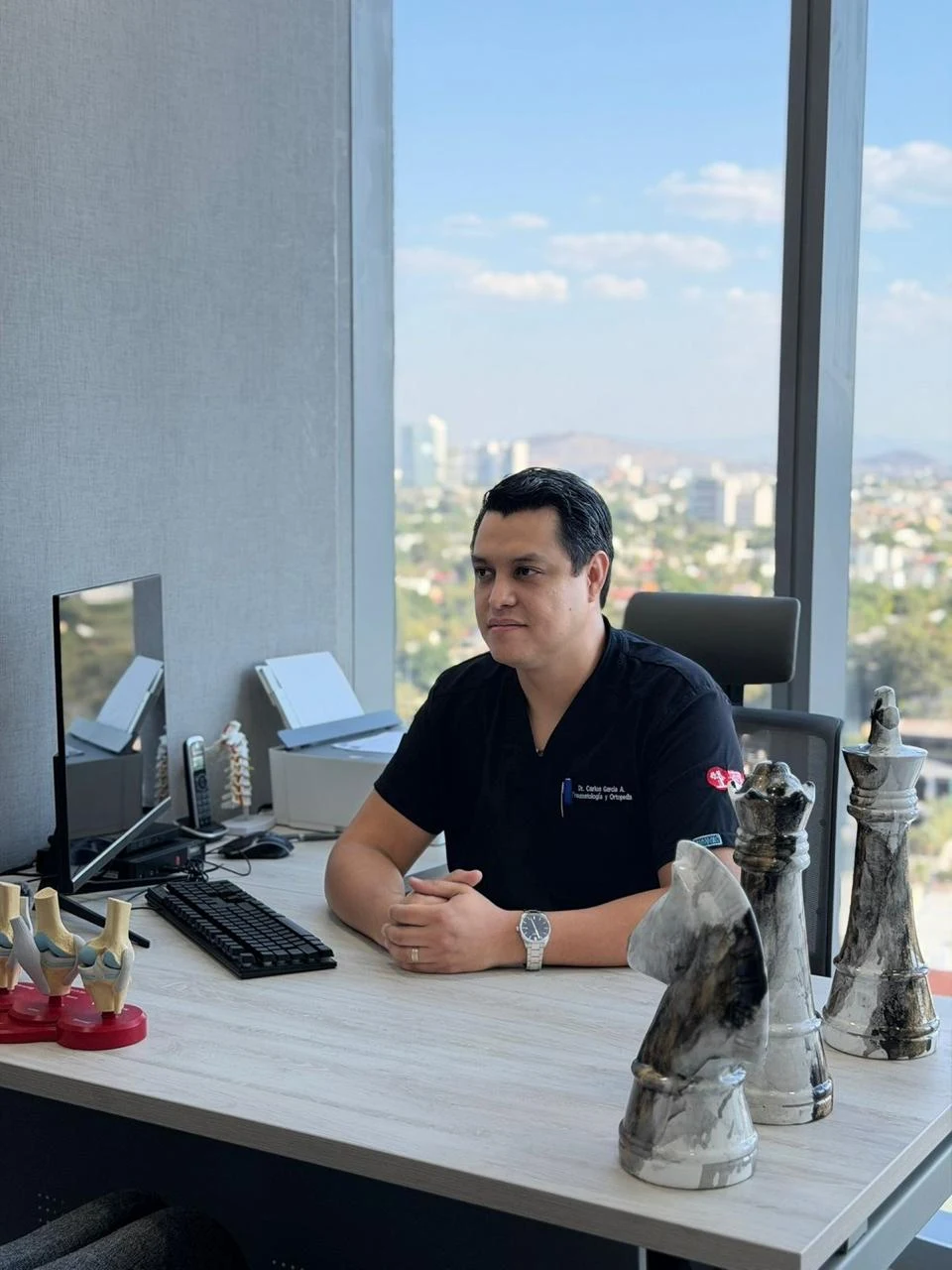 Dr. Carlos Alberto García Águila en su consultorio