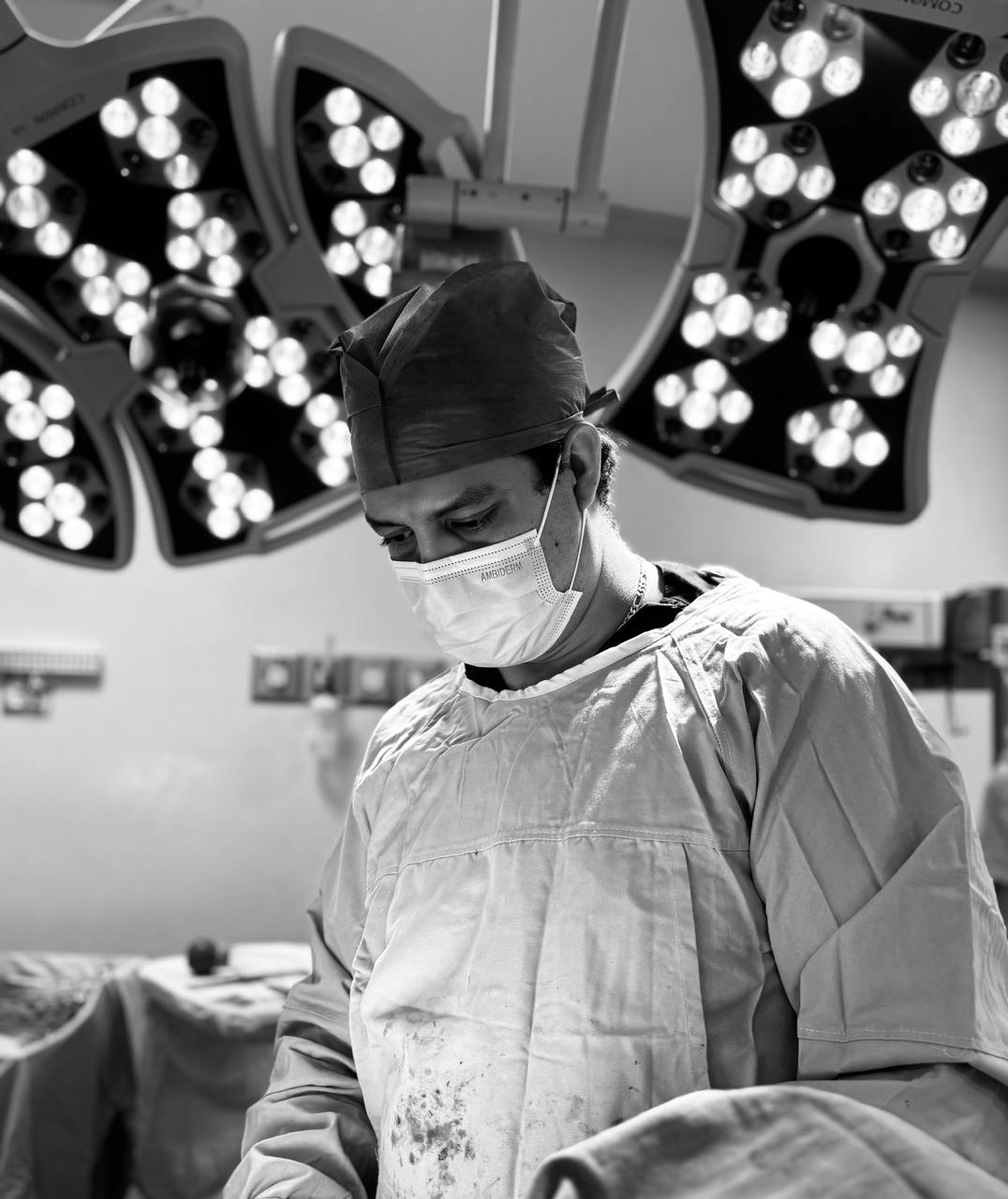 Dr. Carlos Alberto García Águila durante su práctica quirúrgica